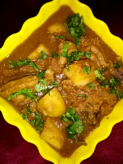 A picture of Chicken and aloo gravy.