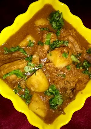 A picture of Chicken and aloo gravy.