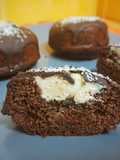 Berlinas o bombas de chocolate rellenas de queso y cacahuete