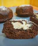 Berlinas o bombas de chocolate rellenas de queso y cacahuete
