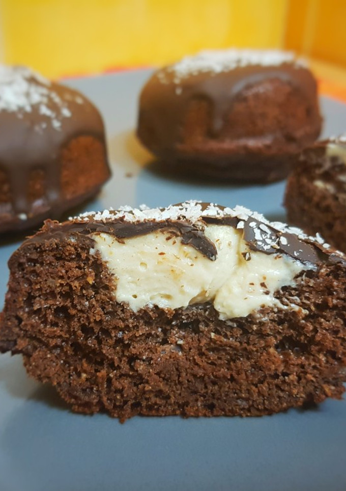 Una foto de Berlinas o bombas de chocolate rellenas de queso y cacahuete