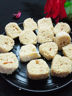 तिल मावा रोल्स (Til Mawa Rolls recipe in Hindi) रेसिपी मुख्य फोटो