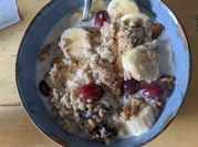 Una foto de muesli con fruta