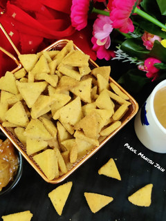 तिकोने सूजी नमक पारे(triangle suji namakpare recipe in Hindi) रेसिपी मुख्य फोटो