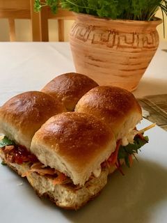 Slider bun, tépett csirkehússal recept fotója