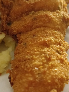 Una foto de Milanesas con puré / papas fritas / ensalada