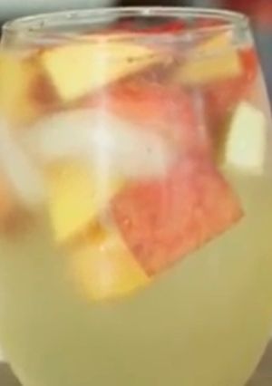 Zdjęcie przepisu Biała sangria.