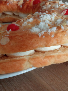 Una foto de Roscón de Reyes con masa madre en panificadora