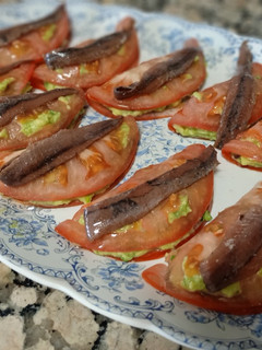 Una foto de Niguiris de tomate, guacamole y anchoa del Cantábrico