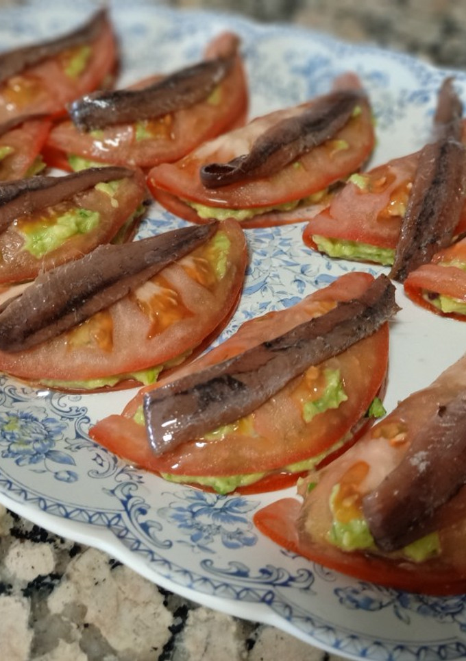 Una foto de Niguiris de tomate, guacamole y anchoa del Cantábrico