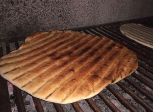 Una foto de Tortilla a la parrilla. (Bien santiagueña)