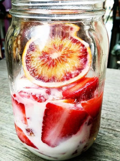 Una foto de Yogur natural con fresas y naranja