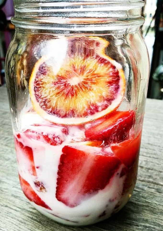 Una foto de Yogur natural con fresas y naranja