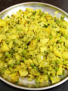 "मटार बटाटा कोबी"(Matar Batata Kobi Recipe In Marathi) रेसिपी चे मुख्य फोटो