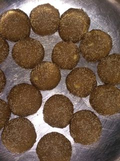 चूरमा लड्डू (Churma ladoo recipe in hindi) रेसिपी मुख्य फोटो