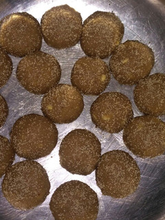 चूरमा लड्डू (Churma ladoo recipe in hindi) रेसिपी मुख्य फोटो