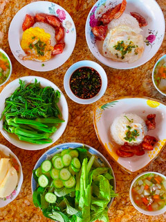 Hình của món Cơm dĩa thịt ba chỉ heo nướng, trứng gà ốp la + canh súp.