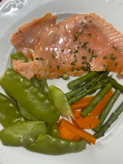 Una foto de Salmón ahumado com verduras