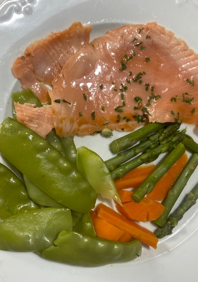 Una foto de Salmón ahumado com verduras