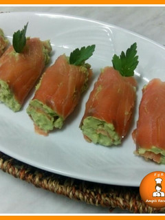 Una foto de Rollitos de salmón ahumado con aguacate