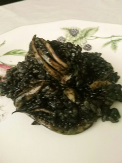 Una foto de Arroz Negro con potarro