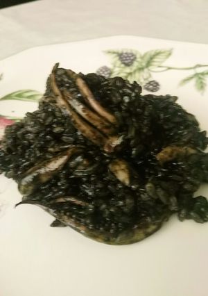 Una foto de Arroz Negro con potarro