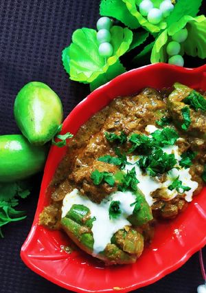 A picture of Cottage cheese stuffed pointed gourd with gravy.