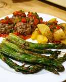 Albóndigas al horno con pisto, espárragos verdes y patatas