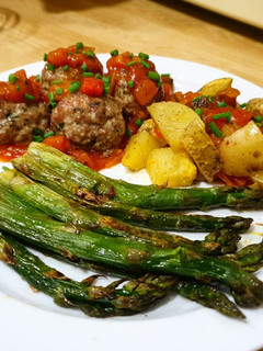 Una foto de Albóndigas al horno con pisto, espárragos verdes y patatas