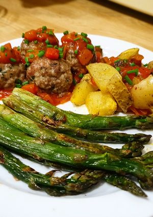 Una foto de Albóndigas al horno con pisto, espárragos verdes y patatas