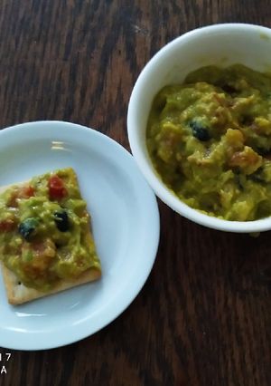 Una foto de Paté de aguacate con tropezones de arándanos y cherrys