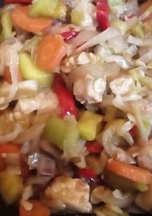 Una foto de Chop Suey de vegetales con un touch de pollo