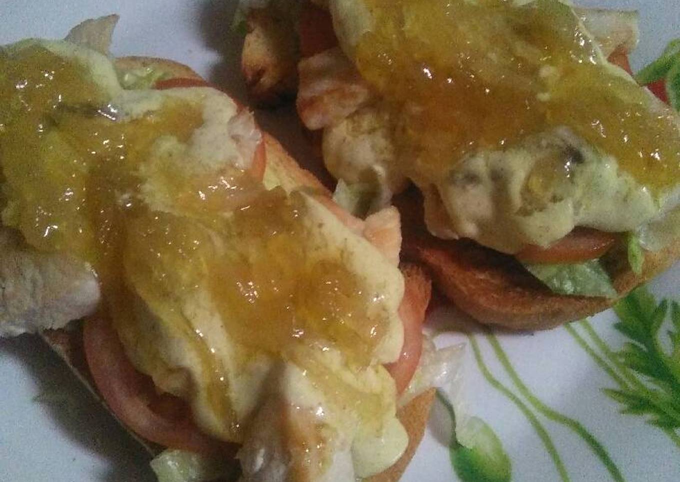 Tostada de pollo con cebolla caramelizada y curry