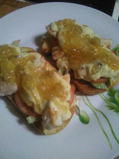 Una foto de Tostada de pollo con cebolla caramelizada y curry