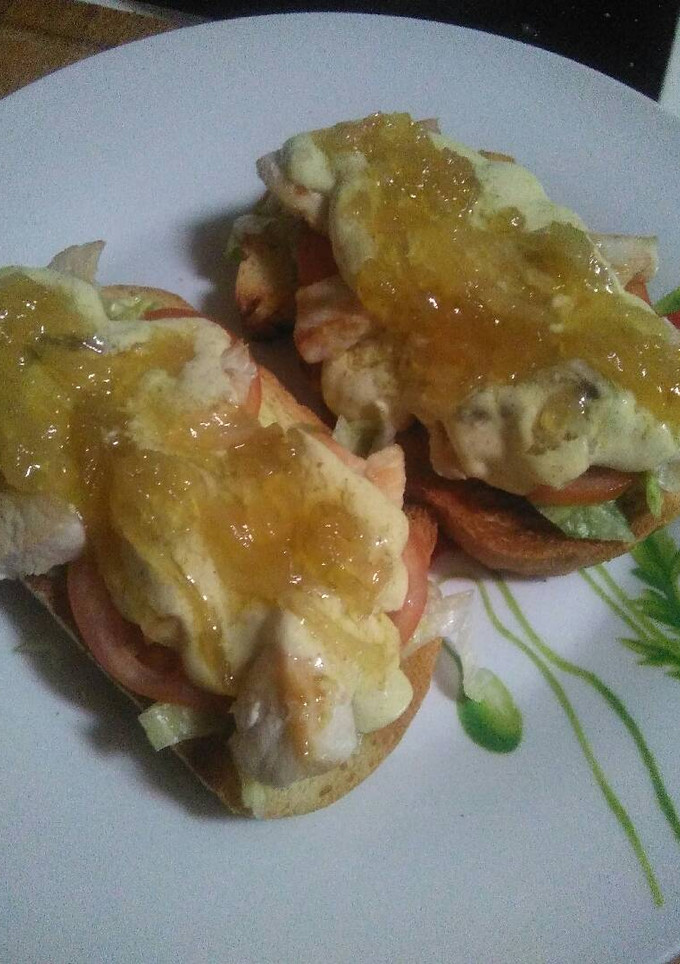 Una foto de Tostada de pollo con cebolla caramelizada y curry