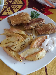 Una foto de Tofu apanado con papas horneadas 🥔