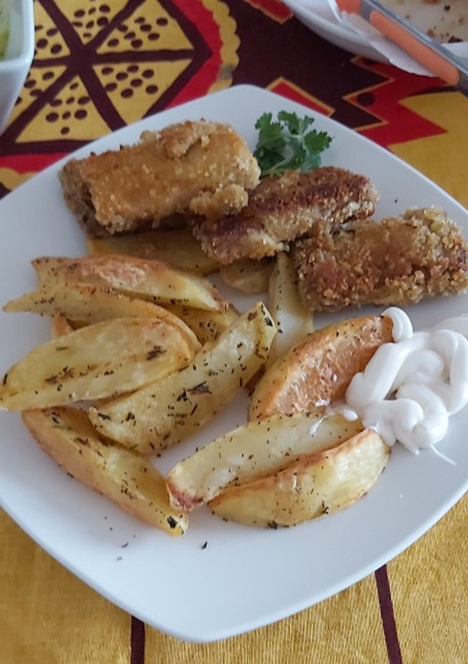 Una foto de Tofu apanado con papas horneadas 🥔