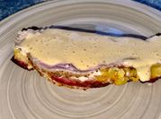 Una foto de lomo de cerdo relleno de bacon y queso