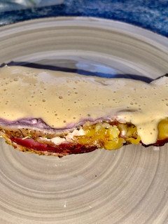Una foto de Lomo de Cerdo relleno de bacon y queso con salsa a la naranja 🍊