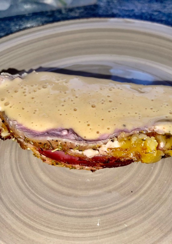 Una foto de Lomo de Cerdo relleno de bacon y queso con salsa a la naranja 🍊