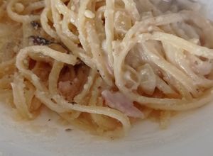 Una foto de Tallarines con salsa bechamel y hongos🍄🍜