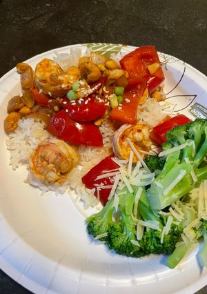 A picture of Spicy cashew shrimp.