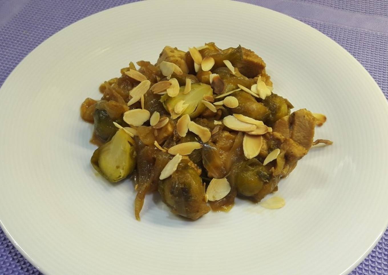 Pollo marinado en soja y naranja, con coles de bruselas