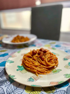Una foto de Pasta con salsa de tomate y chistorra