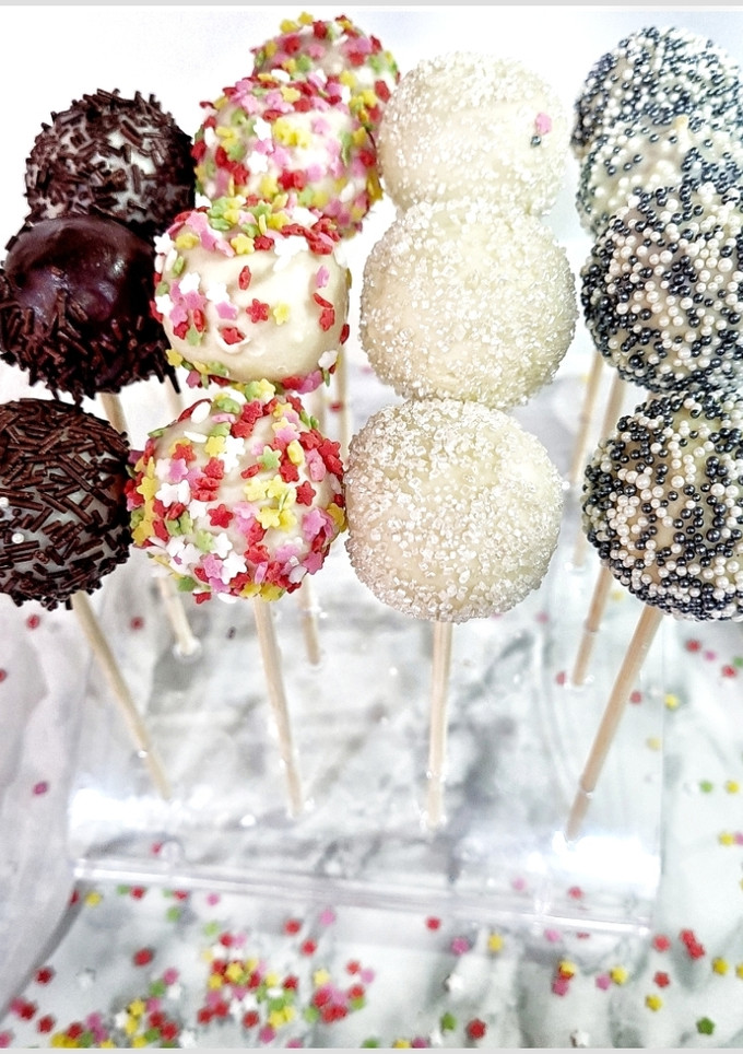 Una foto de Piruletas de vainilla bañadas con chocolate blanco