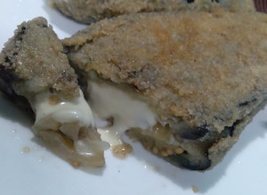 Una foto de Milanesas de berenjena rellenas, súper fáciles y ricas