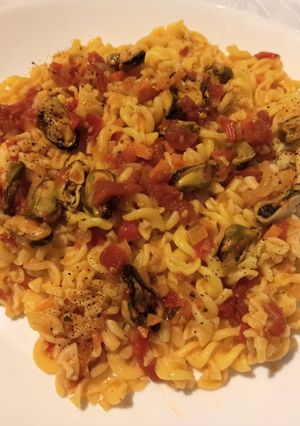 Una foto de Fideos tirabuzón con salsa de choritos