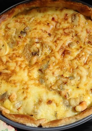 Una foto de Quiche de salmón, cebolla y champiñón