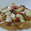 Torticas de coliflor a la pizza🍕de cebolla caramelizada🧅, queso crema🧀, tomate🍅