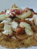 Torticas de coliflor a la pizza🍕de cebolla caramelizada🧅, queso crema🧀, tomate🍅